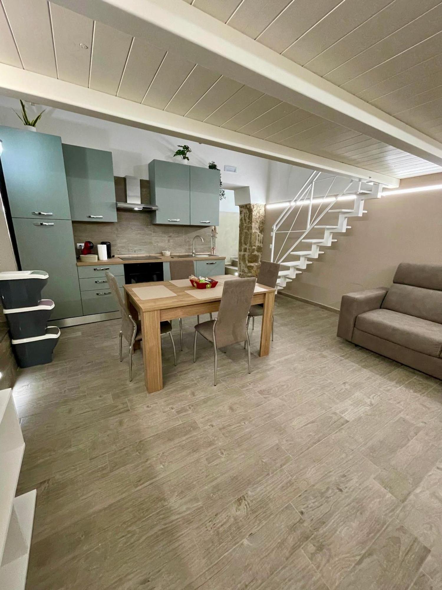 House Karol Neapel